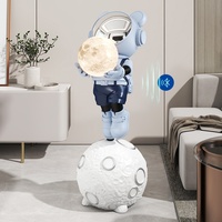 Sculpture d'astronaute en résine durable sur pied avec lampe lunaire, écologique, peinte à la main, ornement moderne pour salon