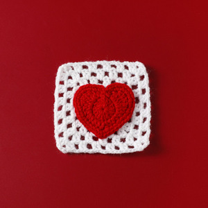 Accesorios de bolso de red hueca grande de color rojo albaricoque con diseño de corazón de durazno, pequeños y de bolsillo, para tejer amor, de Sweet Education Editor-In-Chief Artificial - Product Image 3