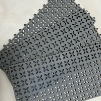 Tapis antidérapant modulaire carré personnalisé pour piscine, en PVC, résistant à l'usure, avec drainage creux, pour terrasse de piscine et zone humide