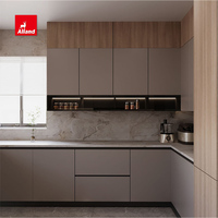 Armoire de cuisine Alland Premium moderne en laque mate gris clair avec poignées intégrées pour cuisine résidentielle