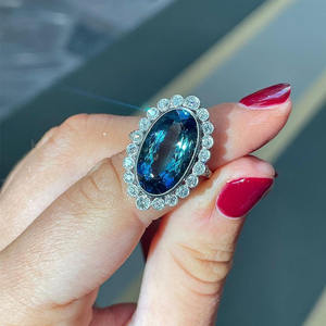 Anello da Cocktail Q057 per Donna con Zaffiro Naturale Ovale e Incastonatura Pavé, Anello di Fidanzamento alla Moda - Product Image 4