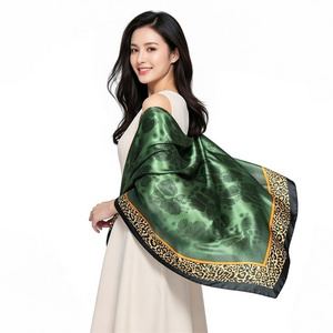 Écharpe musulmane en satin <span class=keywords><strong>vert</strong></span> <span class=keywords><strong>émeraude</strong></span> à motif léopard, design personnalisé avec logo, pour la décoration de sacs féminins et comme <span class=keywords><strong>foulard</strong></span> élégant - Product Image 3