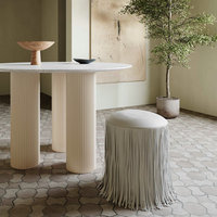 Pouf rond minimaliste de luxe pour chambre à coucher, rembourré en cuir végétalien, avec franges et pompons en bois, tabouret pour bijoux et maquillage pour coiffeuse