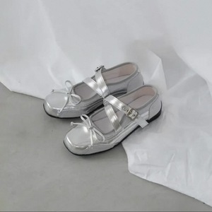 Chaussures Mary Jane françaises en argent pour femmes, à bout carré et bouche peu profonde, avec attaches en cuir en forme de nœud et lanières de style ballerine - Product Image 2