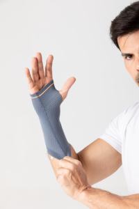 สายรัดข้อมือยืดหยุ่นปรับได้สำหรับออกกำลังกาย ระบายอากาศได้ดี พร้อมโลโก้สั่งทำ - Product Image 2