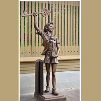 Statue Moderne Abstraite en Bronze de Couple Tenant un Cœur Creux – Cadeau d'Anniversaire de Mariage pour Décoration de Bureau ou de Maison