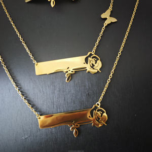 Collana Personalizzabile con Nome, Scultura Geometrica Placcata al Laser, Gioiello da Donna in Acciaio Inox con Corda Placcata Oro 18K - Product Image 1