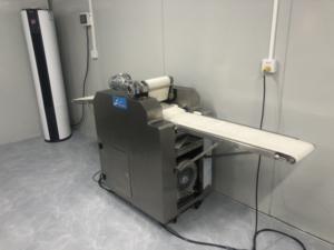 Machine à faire des croissants, ligne de production complète de croissants, mouleuse/rouleuse/coupeuse à croissants en stock au <span class=keywords><strong>meilleur</strong></span> prix - Product Image 6