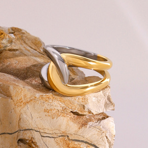 แหวนแฟชั่นทรงเรขาคณิตสีทองและสีเงิน ดีไซน์บิดเกลียวแบบไม่สม่ำเสมอ ของขวัญเครื่องประดับสำหรับทุกเพศ - Product Image 2