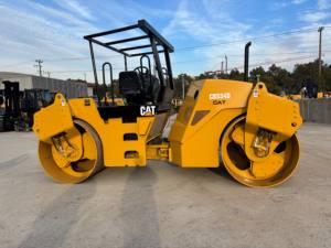 Rodillo Vibratorio de Doble Tambor Usado Caterpillar CB534D con Motor Diésel y Bomba, Disponibilidad Inmediata, Entrega Rápida para Carreteras - Product Image 2