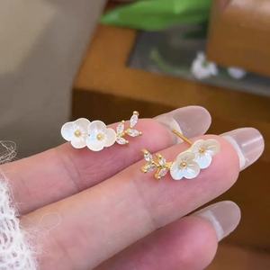 ต่างหูแบบติดหู ดีไซน์กิ่งดอกพลัมใหม่ ปี 2026 สวยหรู ประดับใบไม้ ชุบทอง ผลิตจากโลหะผสมสังกะสีคุณภาพสูง สำหรับผู้หญิง - Product Image 6