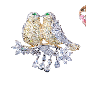 Broche élégante en forme d'oiseau avec zircon cubique doré et argenté, design en laiton, pour tenue de mariage, accessoire de bijouterie - Product Image 1