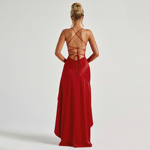 Robe longue élégante en satin rouge 100 % polyester, écologique et respirante, avec taille naturelle, fente haute, dos nu, détails en dentelle et volants - Product Image 4