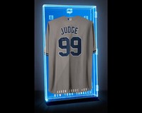 Cadre d'affichage pour maillot de sport en acrylique à montage mural Vitrines de rangement en verre plexy protégeant