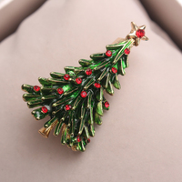 1 broche en forme de sapin de Noël avec émail vert, strass rouges, détails dorés et étoiles, pour décorer les vêtements