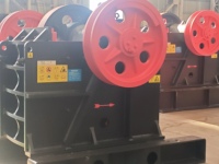 Concasseur à mâchoires mobile Hongxing avec moteur AC, roulement et boîte de vitesses - Haute capacité pour les applications de carrière et d'exploitation minière de pierres et de minerais