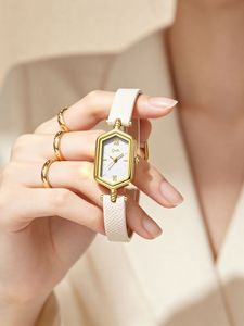 Reloj hexagonal de alta gama para mujer con marco plateado retro y correa con diseño de lichi, reloj de cuarzo retro, nuevo modelo. - Product Image 3