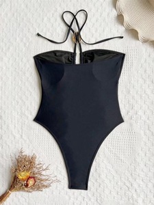Maillot de bain une pièce noir pour femme, style halter, découpes multiples sur le devant, décorations métalliques dorées, froncé, coupe haute, pour la plage, vente en gros - Product Image 5