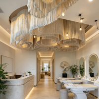 Sculpture de plafond en macramé moderne sur mesure, tissée à la main, à franges ondulées, pour un design contemporain commercial et hôtelier