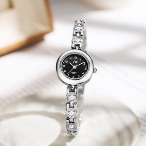 สร้อยข้อมือที่ละเอียดอ่อนหรูหราผู้หญิงพร้อมดีไซน์โลหะผสมกันน้ำสำหรับสไตล์ควอทซ์หรูหราในเทศกาลคริสต์มาส - Product Image 6