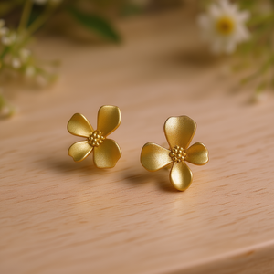 Orecchini a lobo con fiore dorato E2981 per donna, gioielli alla moda, placcati in oro, design floreale piccolo ed elegante, accessorio per l'uso quotidiano. - Product Image 2