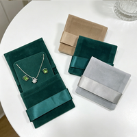 Pochette à bijoux de luxe carrée en velours avec couvercle rabattable anti-poussière et ruban satiné pour boucles d'oreilles et colliers