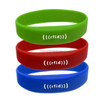 Bracelets RFID étanches à double fréquence 125Khz + 13.56MHz LF +HF HF +UHF Dia62mm pour le contrôle d'accès et le suivi lors d'événements