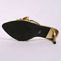 Sandales d'été 2026 pour femmes à talons hauts, avec décoration dorée, bout pointu, fermeture à enfiler, design tendance fleur métallique et perles