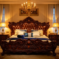 Hochwertiges Vintage-Bett mit Walnuss-Finish, Echtes Leder, Schwere Tiefengravur, Robuster Rahmen, Luxuriöses Holzbett für Penthouse-Hauptschlafzimmer