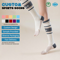 Chaussettes de yoga pour femmes à cinq doigts, antidérapantes, sans couture, avec imprimé lettres, mi-mollet, à compression, pour le fitness