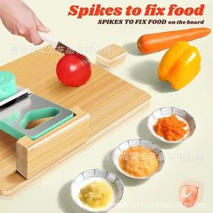 Planche à découper en bambou Cheng Jun avec support à pointe pour la préparation et la présentation des aliments, légumes et fruits en cuisine - Product Image 1