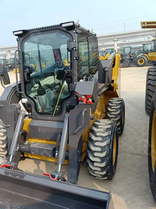 Chargeuse compacte XC7-SR10 avec profondeur de fouillis maximale de 2430 mm, avec godet quatre-en-un en option, garantie d'un an - Product Image 2