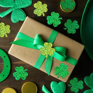 Autocollant pour la Saint-Patrick, autocollant holographique en forme de trèfle, rouleau d'autocollants vert scintillant, autocollant porte-bonheur en forme de trèfle pour les cartes de fête irlandaise, enveloppe - Product Image 6