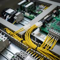 كابل طاقة مخصص UL1007 18AWG 5557-2P بموصل أنثى صغير 4.2 مم ذو طرفين إلى نهاية مكشوفة للمعدات الصناعية وأجهزة الكمبيوتر