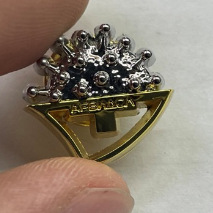 Shield Shape Gold Plated Zinc Alloy <b>Brooch</b> <b>Pin</b> Round Brilliant Cut Diamond Claw Setting Unisex Fashion <b>Brooch</b> - Product Image 2