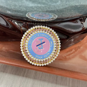 Spilla da bavero all'ingrosso Jack and Jill of America 1938 con perle, strass e smalto rosa e blu per confraternite - Product Image 5