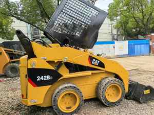 Mini chargeuse compacte d'occasion Caterpillar 242B3 avec charge nominale de 1 tonne Efficacité de fonctionnement élevée Modèle 2017 Garantie de 6 mois - Product Image 3