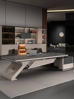 Grande table de bureau de direction avec plateau spacieux, support sculpté et base de rangement pour espace de travail d'entreprise