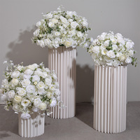 Grande boule de fleurs artificielles en rose et hortensia rouge pour centre de table d'événements de mariage
