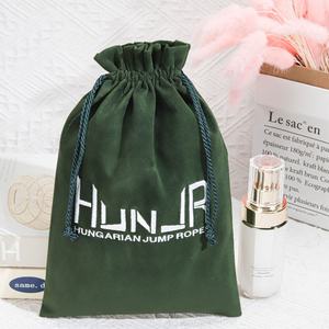 Bolsa de terciopelo verde con estampado de logotipo personalizado con cordón para joyería de perfume bolsa de terciopelo de embalaje de regalo de tarjeta de <span class=keywords><strong>Tarot</strong></span> de gamuza sintética suave de lujo - Product Image 1