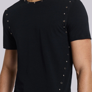 เสื้อยืดแขนสั้นสีดำสำหรับผู้ชาย คอทรงโอ ทรงเข้ารูป แต่งห่วงโลหะสีเงิน สไตล์ลำลอง - Product Image 3