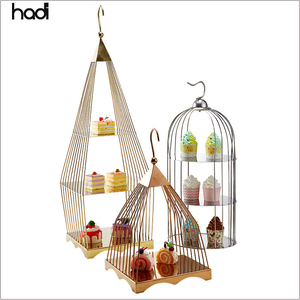 Vente en gros de cages à oiseaux suspendues en acier inoxydable doré à 3 niveaux hôtels durables - Product Image 4