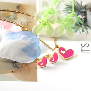 Ensemble de bijoux en forme de cœur coloré plaqué or 18 carats PVD, en acier inoxydable, avec boucles d'oreilles et collier pour couple - Product Image 4
