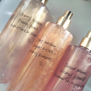 Bruma Corporal Perfumada con Aroma Floral y Frutal <span class=keywords><strong>Bare</strong></span> <span class=keywords><strong>Vanilla</strong></span> Love Spell de 250 ml, Perfume en Cofre, Spray Corporal para Mujer - Product Image 3