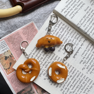 Breloques en résine peintes à la main sur le thème de Halloween, en forme de bretzel, de bonbons et de miniatures, mignonnes pour loisirs créatifs DIY, porte-clés, coques de téléphone et tasses - Product Image 4