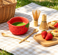 Ensemble de bols à matcha en céramique artisanale motif fraise, Chawan rose avec bec verseur, fouet en bambou, cuillère et support Chasen – Cadeau pour cérémonie du thé