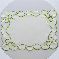Set de table rond personnalisable en coton et lin blanc de style nordique, brodé, avec bord festonné bleu clair, pour la décoration de table à manger