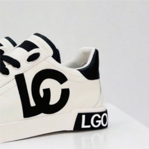 Zapatillas deportivas de cuero genuino, estilo court, punta redonda, con cordones, transpirables, blancas y negras, con logo impreso, para todas las temporadas, estilo walking. - Product Image 1