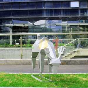 Sculpture de cerf en acier inoxydable Libit, forme géométrique, finition miroir, ornement de jardin extérieur, design moderne, autoportant - Product Image 3