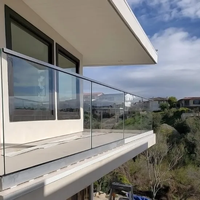 Système de garde-corps en verre et aluminium durable avec contrôle strict du traitement de surface